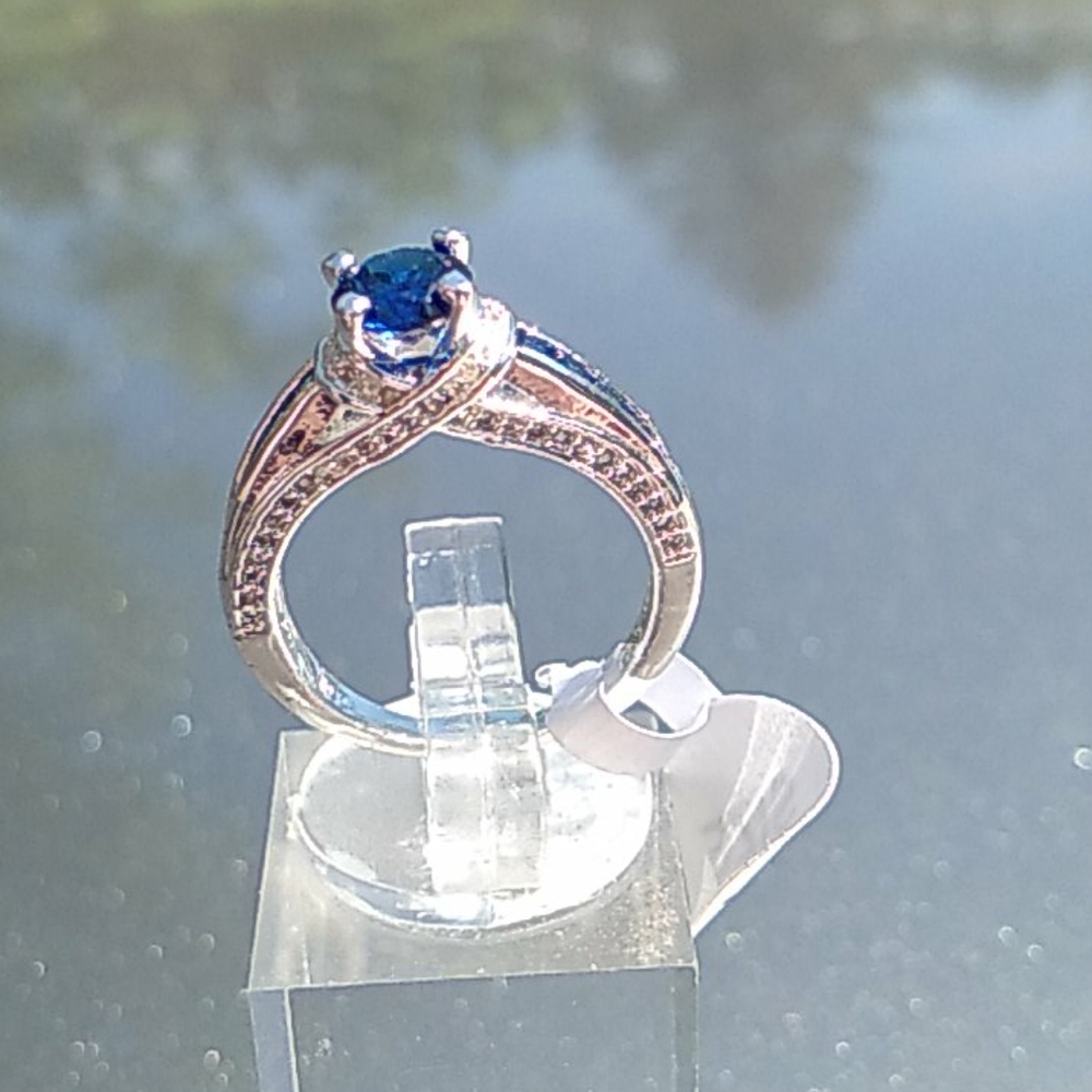 Sapphire and cubic zirconia fashion ring